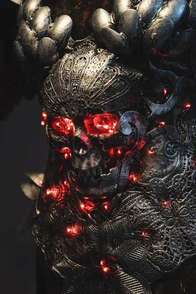 Crânio de armadura de prata com olhos vermelhos e luzes led — Fotografia de Stock