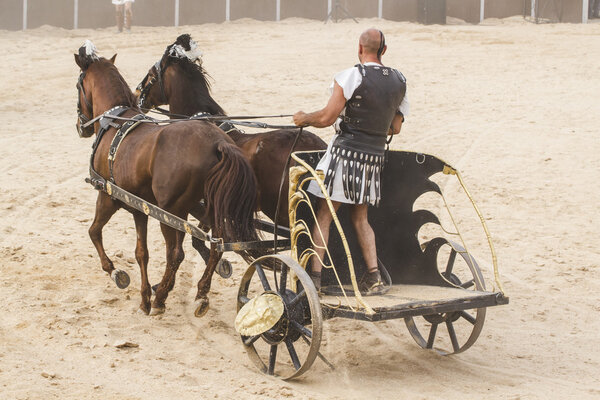 Лидер, римские колесницы на цирковой арене, воюющие воины
