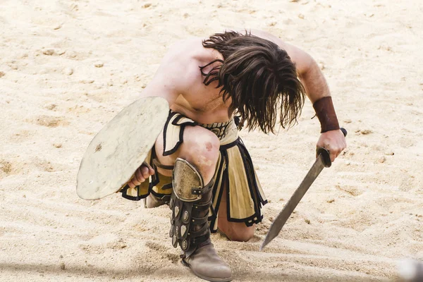 Gladiador caminando en arena — Foto de Stock