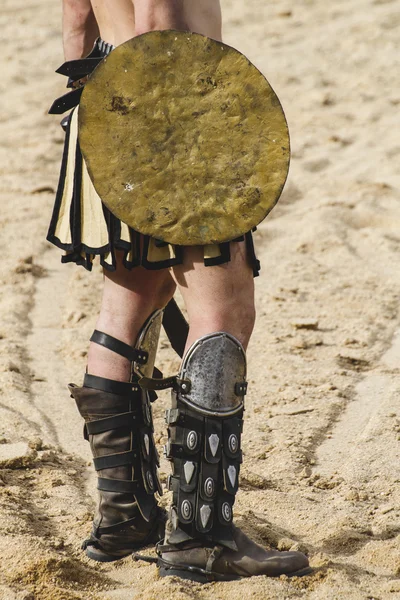 Gladiador caminando en arena — Foto de Stock