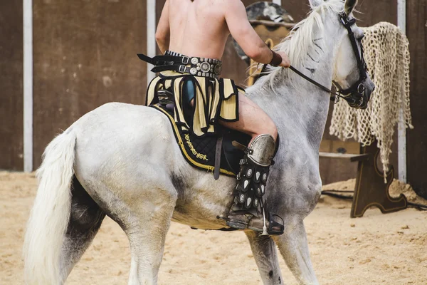 Человек на белом коне — стоковое фото