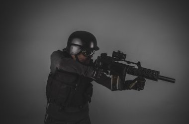airsoft oyuncu holding silah