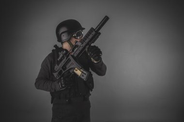 airsoft oyuncu holding silah