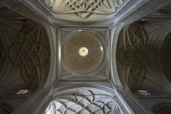 Християнин, інтер'єр готичного собору Segovia в Іспанії — стокове фото