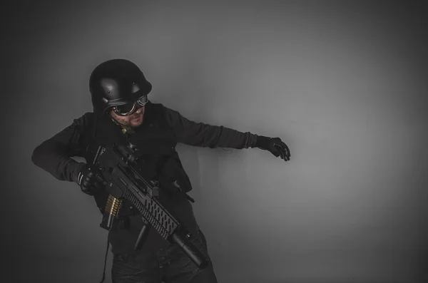 Airsoft játékos gazdaságba fegyvert — Stock Fotó