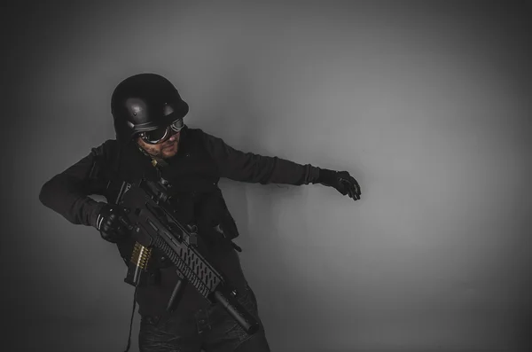 Airsoft 선수 보유 총 — 스톡 사진