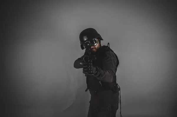 Airsoft player holding gun — Stock Photo, Image