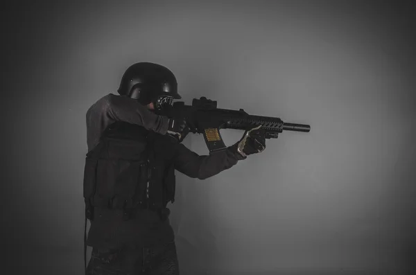 Airsoft-Spieler mit Pistole — Stockfoto