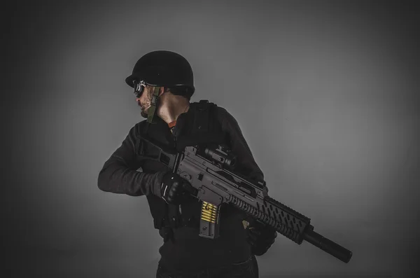 Airsoft-Spieler mit Pistole — Stockfoto