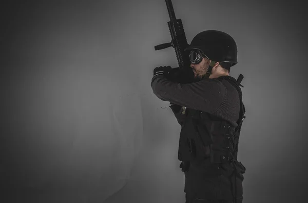 Airsoft-Spieler mit Pistole — Stockfoto