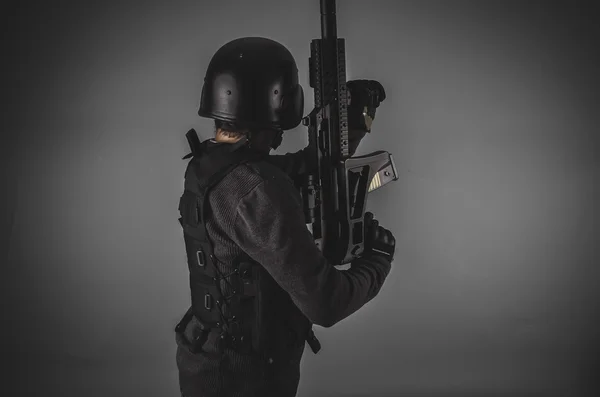 Airsoft jugador sosteniendo arma — Foto de Stock