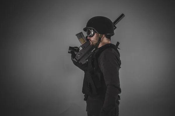 Airsoft giocatore pistola in mano — Foto Stock