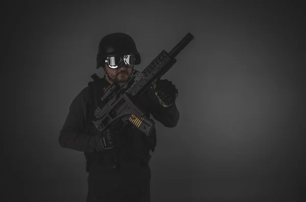 Airsoft spelare anläggning pistol — Stockfoto