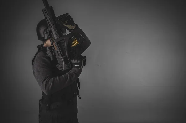 Airsoft jugador sosteniendo arma —  Fotos de Stock
