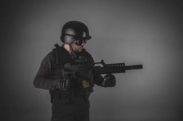 Airsoft jugador sosteniendo arma —  Fotos de Stock