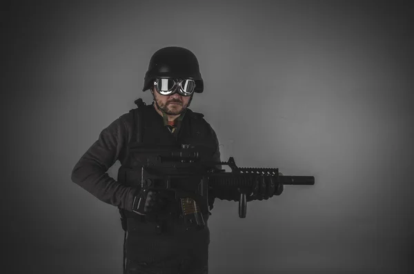 Airsoft jogador segurando arma — Fotografia de Stock