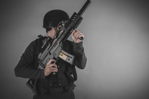 Airsoft játékos gazdaságba fegyvert — Stock Fotó