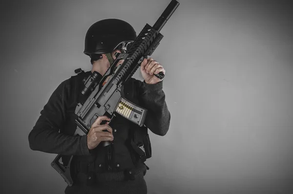 Airsoft jugador sosteniendo arma — Foto de Stock