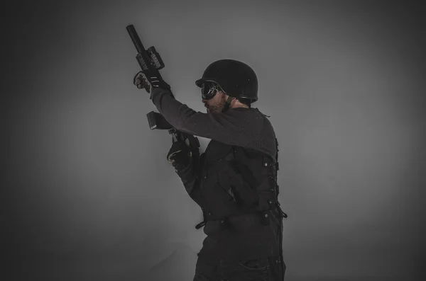 Airsoft spelare anläggning pistol — Stockfoto