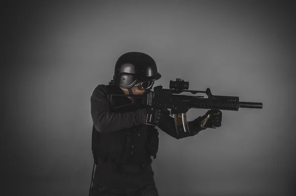 Airsoft játékos gazdaságba fegyvert — Stock Fotó