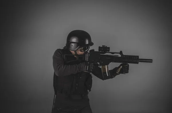 Airsoft speler bedrijf pistool — Stockfoto