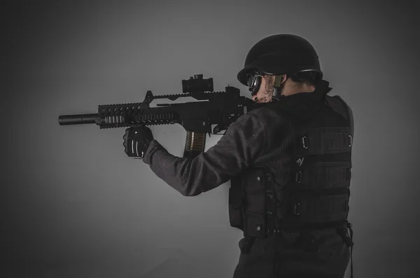 Airsoft игрок с ружьем — стоковое фото
