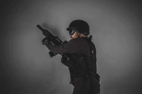 Airsoft jugador sosteniendo arma —  Fotos de Stock