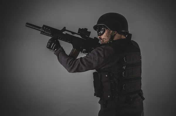 Airsoft speler bedrijf pistool — Stockfoto