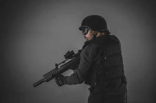 Airsoft player holding gun — Stock Photo, Image