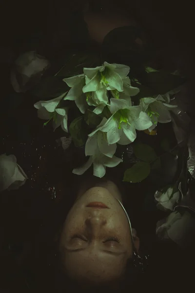 Young girl lying in water — Stock Photo, Image