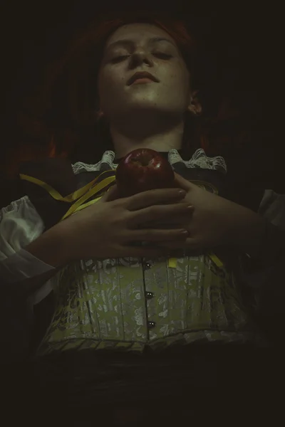 Kız yalan Kırmızı elma ile — Stok fotoğraf