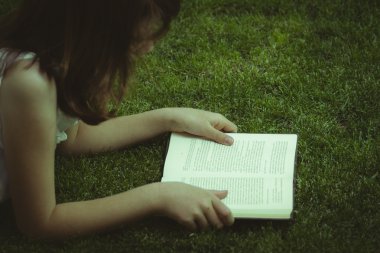 güzel bir kız bir kitap okuma 