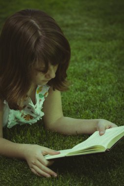 güzel bir kız bir kitap okuma 