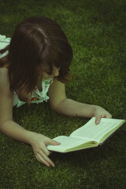 güzel bir kız bir kitap okuma 