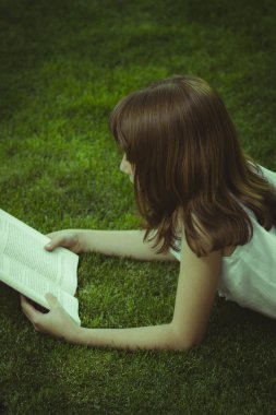 güzel bir kız bir kitap okuma 