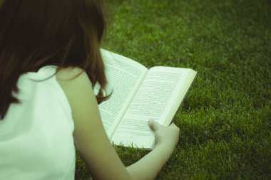 güzel bir kız bir kitap okuma 