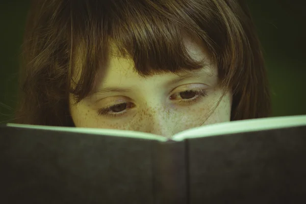 Girl reading a book — Stock Photo, Image