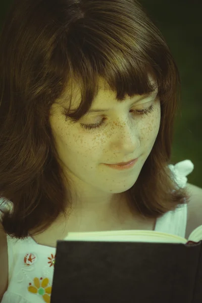 Meisje dat een boek leest — Stockfoto