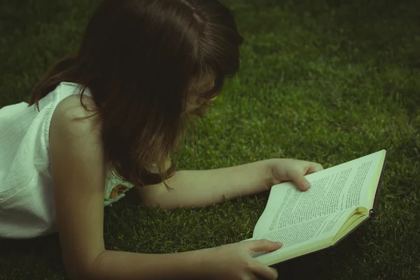 Mooi meisje het lezen van een boek — Stockfoto