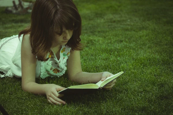 Bella ragazza che legge un libro — Foto Stock
