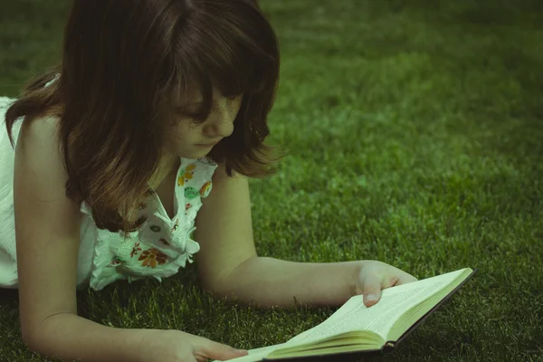 Beautiful girl reading a book — Stock Photo, Image