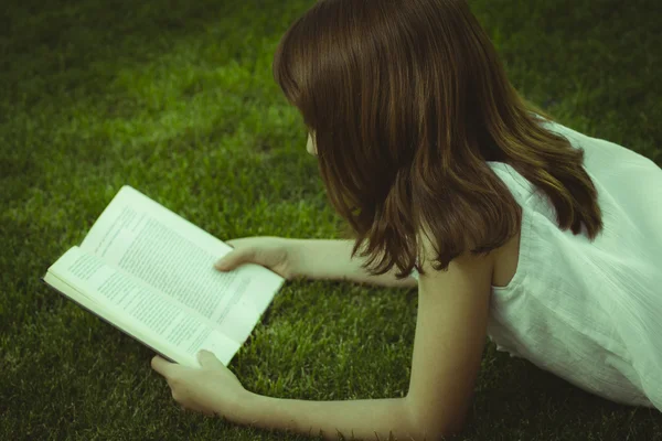 Menina bonita lendo um livro — Fotografia de Stock