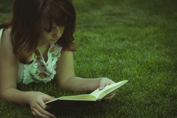 Bella ragazza che legge un libro — Foto Stock