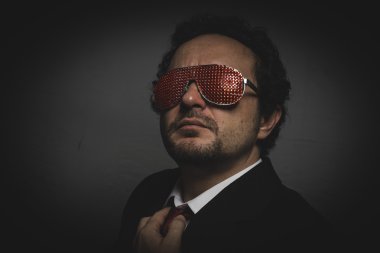 İş adam gizemli şehvetli kırmızı googles