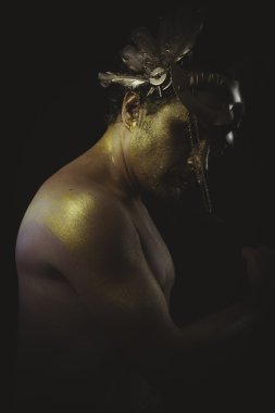 savaşçı kask içinde adam 