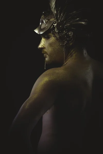 Homem em capacete guerreiro — Fotografia de Stock