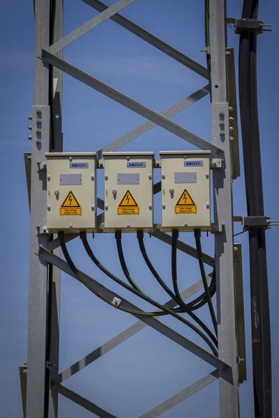 Wieża energii elektrycznej z dekodery telewizji kablowej — Zdjęcie stockowe