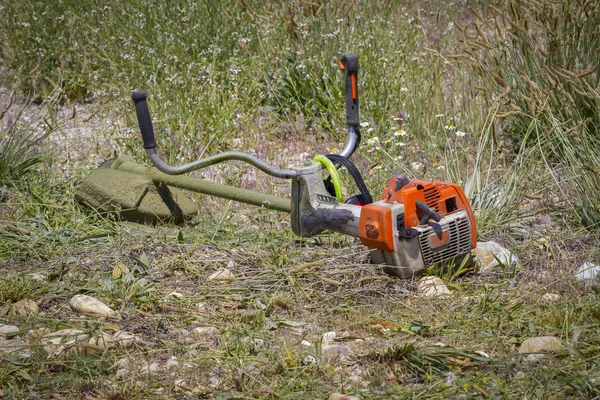 Cortador de cepillo en un jardín — Foto de Stock