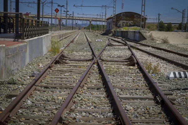 Rieles ferroviarios de perspectiva, detalle de los ferrocarriles en España —  Fotos de Stock