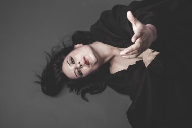 kadın siyah giysili yalan 